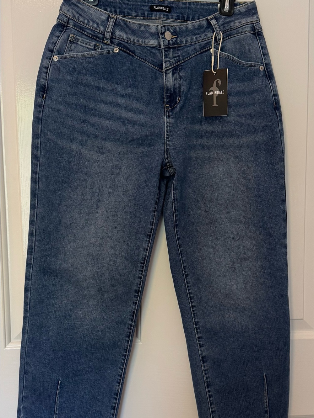 Flamingals barrel Jeans in Medium Blue Wash NWT.  Size L